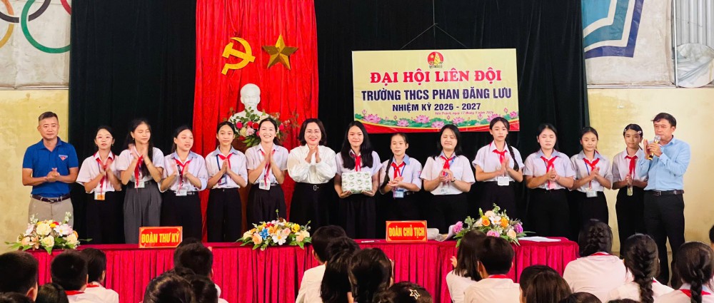 Từ hôm nay, dưới mái trường mang tên người chiến sĩ cách mạng Phan Đăng Lưu, những chiếc khăn quàng đỏ sẽ tiếp tục tung bay, mang theo ước mơ, nhiệt huyết và khát vọng của tuổi trẻ
